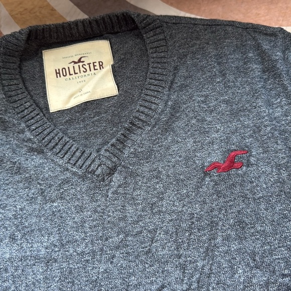 Hollister Dark Gray V-Neck Sweater - Picture 4 of 7